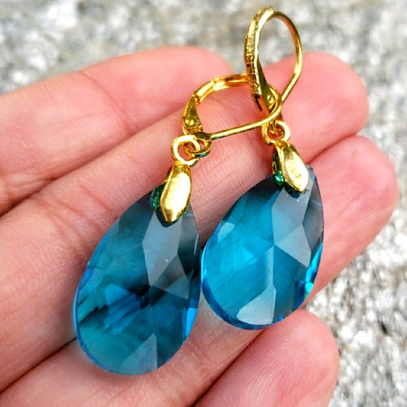 Vtg Joan Rivers Faceted Blue Crystal Drop Earrings - Picture 2 of 8
